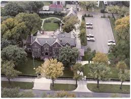 Governor asa hutchinson and first lady susan hutchinson proudly welcome guests and want all arkansans to know that the governor's mansion is truly the people's house. Aerial View Of The Governor S Residence Mnopedia