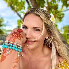 What are some nice resorts with good reef sites for snorkeling near Malé?