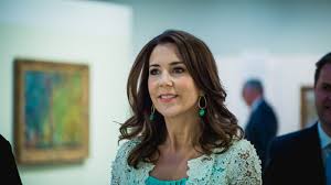 بعد اقترابها من لقب الملكة الأميرة ماري بإطلالة كلاسيكية ساحرة من شانيل في باريس Prada Dress Princess Mary Crown Princess Mary