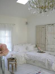C'è qualcuno che annovera anche lo stile shaker americano, anche se rimane un po' più minimale ed austero a tratti. 90 Idee Per Arredare Il Soggiorno In Stile Shabby Chic Mondodesign It Shabby Chic Living Room Design Chic Bedroom Shabby Chic Decor Living Room