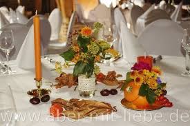 Hochzeitsdeko Herbst Herbstliche Tischdeko Hochzeit Kurbis Mit Blumen Vase Mit Hakelspitze Verschiedene Herbstliche Tischdeko Tischdeko Tischdeko Hochzeit