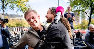 Hierna werd de groep vader abraham en zijn goede zonen gedoopt en vanaf dat moment begeleidden ad nijkamp, ben van dongen, bram stukje en hans lauwen pierre kartner. Powned Verslaggever Krijgt Ongewenste Knuffel Van Willem Engel Show Ad Nl