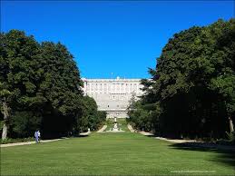 Y un aviso importante, como jardín histórico que es olvidaos de sentaros en el césped y libertinajes similares. Visitar El Campo Del Moro