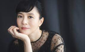 坂井真紀】 舞台『橋からの眺め』 「人間って、面倒くさくて愛おしい」 〈人生〉を眺める骨太群像劇が日本上陸│LANDOER