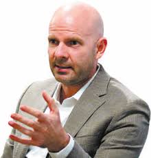 por fuertes diferencias