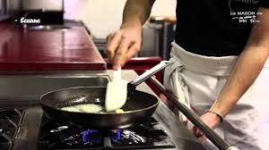 C'est l'une des premières recettes que l'on apprend, mais comment faire l'omelette parfait ? L Omelette Aux Truffes De Pierre Auge Avec Floreal Vaquerin Youtube