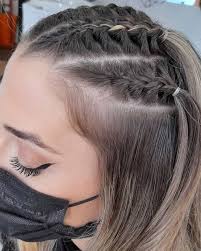 Un'ottima soluzione per chi ha i capelli mossi e vuole una pettinatura morbida è la treccia di lato, che . Treccine Capelli Per Look Sbarazzini Le Acconciature Da Copiare