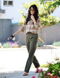 Bar refaeli x jessica gomes x ana beatriz barros x brooklyn decker x selita ebanks x anne v. Model Jessica Gomes Covers Her Face With A Scarf During A Walk In Los Angeles Readsector