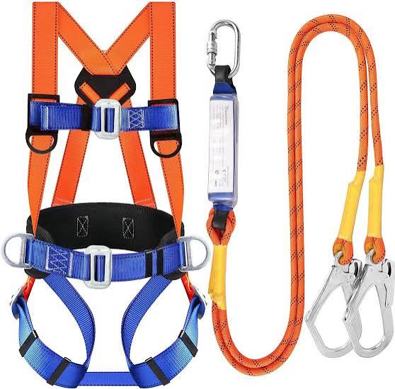 Pekerja menggunakan safety harness saat bekerja di area ketinggian