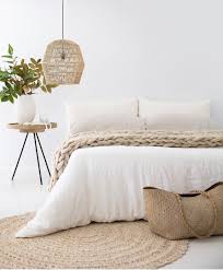 Chambre Chaleureuse Dans Un Esprit Boheme Mur Blanc Craie Que Vous Pouvez Retrouver Sur Vos Murs Gra Deco Chambre Parents Deco Chambre Deco Chambre Blanche