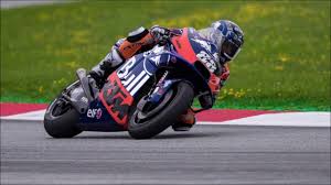 Miguel oliveira recorreu à torcida para conseguir uma bandeira de portugal (foto: Parabens Miguel Oliveira Entre Os 10 Primeiros Na Moto Gp Youtube