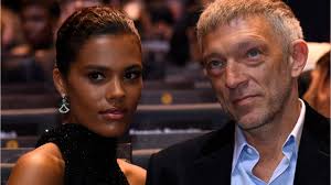 Et elle n'est pas la seule à vouloir hurler son bonheur au monde d'ailleurs, vincent cassel n'avait pas caché son envie de devenir papa à nouveau avec sa nouvelle compagne : Vincent Cassel Ce Cliche Ole Ole De Sa Compagne Qui Emoustille Les Internautes Femme Actuelle Le Mag