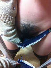 素人の女の子がチラッと見せてくれる陰毛が卑猥…未処理だからこそ興奮するマン毛エロ画像