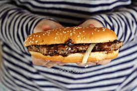 Beef prosperity burger terdiri dari kelembutan burger bun berwijen yang dipanggang dan dikombinasikan dengan beef patty yang berkualitas, dilengkapi dengan potongan bawang bombay yang segar dan saos lada hitam, menjadikan menu ini memiliki rasa yang khas dan lezat. Prosperity Burger Mcdonald S Anakjajan Com