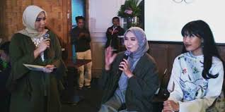 Ia adalah orang asli suku cerita mengharukan itu lantas membuat ding berjanji akan selalu menjaga sang ibu dalam kondisi hal ini merupakan salah satu tolok ukur untuk menggapai kesuksesan. Walau Berhijab Tetap Wujudkan Impian Dan Cita Citamu Lifestyle Fimela Com