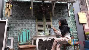 Jika kamu membawa kamera akan dikenai biaya 15.000 untuk selain itu, para pengunjung juga bisa membawa hammock untuk dipasang diantara pohon pinus. Spot Foto Kebaya Malang 10 Spot Foto Instagramable Tema Vintage Di Malang Selain Pemandangan Alam Simak Deretan Spot Foto Terbaik Di Coban Rondo Yang Bisa Traveler Gunakan Berikut Ini Racadmal