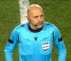 Dililen bilgilere göre başarılı hakemin doğal saçının bu olduğu, kel olan saçını özel bir boya ile boyatarak saç varmış gibi gösterdiği. Cuneyt Cakir Sacini Kazitti