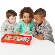 • requiere 2 baterías alcalinas aa de 1,5 v.en esta divertida sala de operaciones tú eres el doctor así que debes de pensar y controlar cada uno de tus movimientos o el paciente gritará de dolor y tú perderás la partida. Hasbro Games Operando