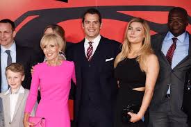 Though he hasn't spoken about his girlfriend since 2017, henry is reportedly still dating stuntwoman lucy cork. Henry Cavill Poses With 19 Year Old Girlfriend And Mum At Batman V Superman Premiere In London Mirror Online