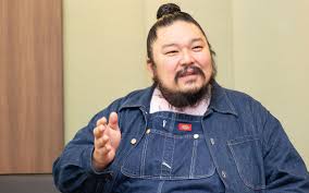 身長180cm、体重180kgの逆輸入俳優》米本学仁（42）が一緒に雨宿りして聞いた「キアヌ・リーブスの人生観や哲学を感じる言葉」 | 文春オンライン