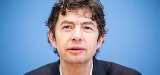 Der berliner virologe christian drosten hat in einem podcast des norddeutschen rundfunks vor der angespannten lage in krankenhäusern gewarnt und sich für die notwendigkeit weiterer maßnahmen. Christian Drosten Corona Researcher And Government Advisor