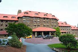 El omni grove park inn en asheville, carolina del norte, ha estado sirviendo a los huéspedes por más de un siglo y es bien conocido por mantener su tradición de hospitalidad sureña y comodidades modernas mientras ofrece una vista fantástica del campo. Grove Park Inn Asheville Nc Blue Ridge Mountain Life