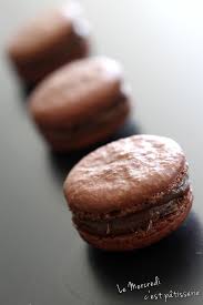 Macarons Au Chocolat Au Lait Et Chocolat Noir Craquant Macaron Chocolat Macaron Chocolat Au Lait