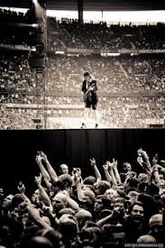 J'ai beaucoup de clichés très intéressants de ce concert, de par le lieu et l'énorme avancée scénique dans le stade. 900 Rock Ideas In 2021 Acdc Angus Young Rock And Roll