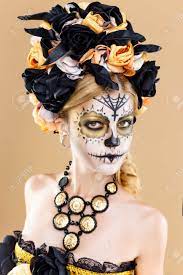 Wenn frau auf ne abendveranstaltung geht, sollte frau sich schon ein klein wenig schminken. Attraktive Junge Frau Mit Zucker Schadel Make Up Dia De Los Muertos Mexikanischen Tag Der Toten Frau Mit Zucker Schadel Make Up Und Blumen Kranz Lizenzfreie Fotos Bilder Und Stock Fotografie Image 65966209
