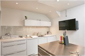 Tall Wall Hung And Low Bulthaup B3 Cabinets Finished In Kaolin Laminate Surfaces With Aluminium Edging The Bulthaup B3 Stainless Steel Sink Is Lase Cocinas