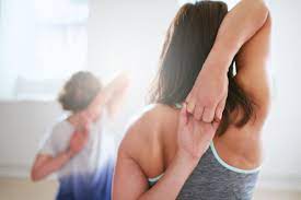 In questa sessione mirata di stretching faremo esercizi orientati alla zona centrale del corpo, in particolare faremo. 5 Esercizi Di Stretching Per La Schiena Prima Di Un Allenamento Anytimefitness Blog Italia