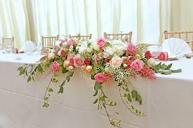 Long And Low Spray Design For The Top Table With Pink Roses Arreglos Para Boda Mesas De Boda Arreglos De Mesa Boda