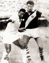 PELÉ X FONTANA, O 'INIMIGO DO REI', EM UM SURREAL DUELO EM 1963: Brito e Fontana formaram uma das mais duras e implacáveis 'duplas de beques' do futebol brasileiro jogando pelo Vasco
