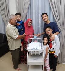 He is 34 years old and is a aries. Anak Sulung Banyak Mengalah Selalu Kena Marah Tapi Tetap Istimewa Di Hati Ibu Datin Shahida Bercerita Tentang Ammar Ahyan Pa Ma