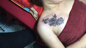 Tato itu digambar cukup besar di bagian dadanya yang kemudian mendapatkan kecaman dari netizen. Bikin Takjub Tato Keren Pada Dada Seorang Wanita Gambar Ular Dan Bunga Youtube
