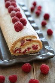 Gateau Roule Aux Epices Chantilly Legere Vanillee Et Framboises Gateau Roule Recette Gateau Roule Facile Gateau Roule