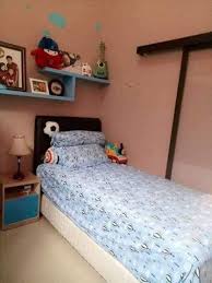 Caranya simple saja kok, kamu hanya perlu merentangkan setiap tangkai bunga di dinding kamar, dan menatanya rapi dengan selotip transparan. 13 Cara Menata Dekorasi Kamar Ukuran Kecil Agar Terlihat Luas