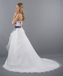 Maxikleider obwohl sie in der vergangenheit eher für festliche anlässe wie bälle gedacht waren, können maxikleider für damen mittlerweile zu so zahlreichen anlässen getragen werden. Brautkleid Hochzeitskleid In Der Farbkombination Lila Weiss Mit Breitem Gurtel Und Lila Stickereien Schone Schleppe Fur E Brautkleid Braut Hochzeitskleid