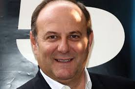 Ha sempre presentato su mediaset , e l'azienda di cologno monzese lo considera un suo personaggio di punta e di spicco, richiamandolo spesso in occasione di crisi di ascolto o di insuccessi di trasmissioni. Gerry Scotti Cosa Fa Il Figlio Edoardo Retroscena Inaspettato