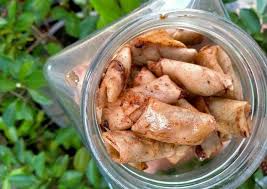 Resep kulit pangsit, aduk rata semua bahan kering dan minyak goreng resep kulit pangsit, masukkan air sedikit demi sedikit hingga adonan kalis resep kulit pangsit, goreng kulit pangsit hingga matang dengan api sedang 5 Ide Camilan Yang Dibuat Dengan Kulit Pangsit Instan