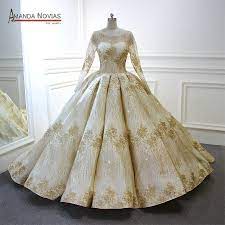 Neben kleidern in klassischem gelbgold, sind vor allem modelle in schimmerndem champagner oder zartem. Erstaunliche Goldene Hochzeitskleid Luxus Bling Shinny Lange Zug Brautkleid Amanda Novias Amanda Novias Wedding Dress Amanda Noviaswedding Dresses Luxury Aliexpress