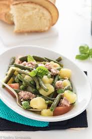 Quella dei fagiolini e patate è una di quelle preparazioni servite tipicamente durante il periodo estivo. Insalata Di Fagiolini Patate Pomodori E Tonno Ricetta Estiva