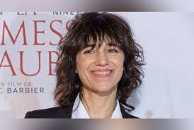 De son enfance difficile en pologne en passant par son adolescence sous le soleil. Charlotte Gainsbourg Je Suis Devenue Tres Bavarde
