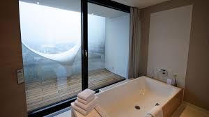 Nach zehn jahren turbulentem leben in hamburg nahm ich das angebot meiner firma dankend an, für mindestens drei. Elbphilharmonie Hotel Luxus Suite Fur 3000 Euro So Sieht Sie Aus Stern De