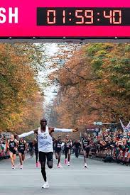 In addition, he set the world record in the marathon with a time of 2:01:39 at the 2018. Kipchoge Lauft Als Erster Mensch Den Marathon Unter Zwei Stunden Leichtathletik Badische Zeitung