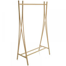 Si nécessaire, on les accompagnera de quelques housses en tissu lavables, qui protégeront le linge de la poussière. Portant Vetement Design En Bois Tra Ra Un Portant Vetement Original Et Minimaliste