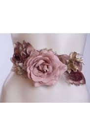 Nos gustan los vestidos de fiesta para un perfecto look de invitada de boda, los vestidos de fiesta con detalles femeninos como volantes o te recomendamos combinar un vestido. 200 Ideas De Cinturones Cinturones Cinturones De Flores Cinturones Fiesta