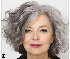 Modeles de coiffure coiffure carre court. Coiffure Femme 60 Ans Carre Court