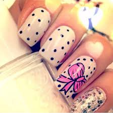 Uñas rosas y otros colores de uñas y manicura de primavera verano. Disenos De Unas Decoradas Unas Blancas Con Puntitos Negros Y Un Lazo Rosa