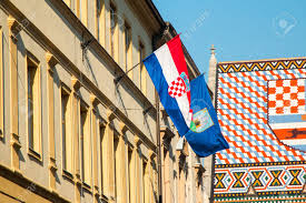 Bandera de croacia disponible en tejido poliéster 100%, microperforado, de varias medidas desde 015×020 cm a 150×300 cm y de alta calidad. Banderas De La Republica De Croacia Y La Ciudad De Zagreb Con Edificios Historicos De La Plaza De San Marcos En Zagreb Croacia Techo De La Iglesia De San Marcos En El